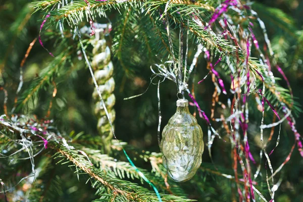 Стеклянный конус и рождественские сосульки — стоковое фото