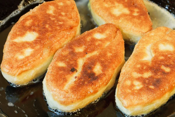 Algunas empanadas en la sartén de cerca —  Fotos de Stock