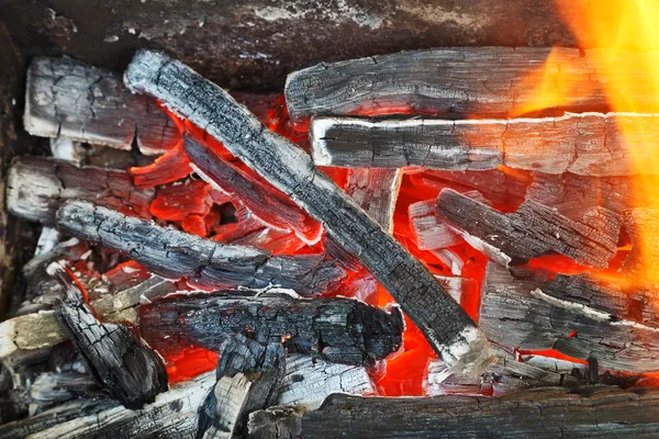 Plamene po žhavém uhlí dřevo — Stock fotografie