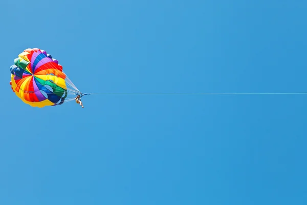 Donna paracadutata sul paracadute nel cielo blu — Foto Stock
