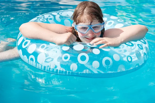Девушка в очках для плавания на надувном круге — стоковое фото