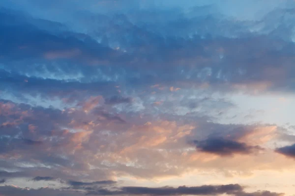 Laatste roze zonlicht in blauwe hemel bij zonsondergang — Stockfoto