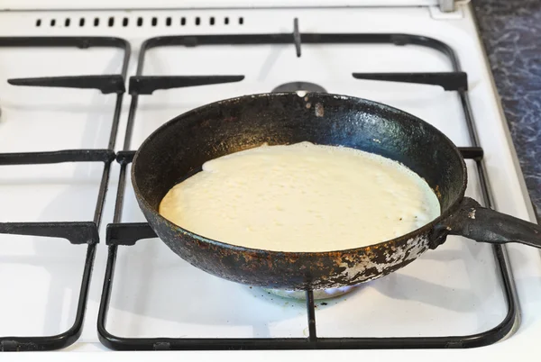 Cooking pancake on frying pan — Stock Photo, Image