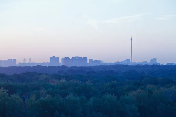 Torre de televisión y casas urbanas en el amanecer azul temprano —  Fotos de Stock