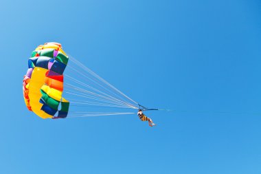 paraşüt mavi gökyüzünde parasailing kadın