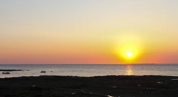 Ηλιοβασίλεμα πάνω από τον Ατλαντικό ωκεανό στη χερσόνησο Guerande — Φωτογραφία Αρχείου