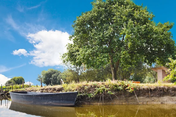 Träbåt i sjön, Frankrike — Stockfoto