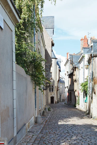 Medieval narrow street en Angers, Francia — Foto de Stock