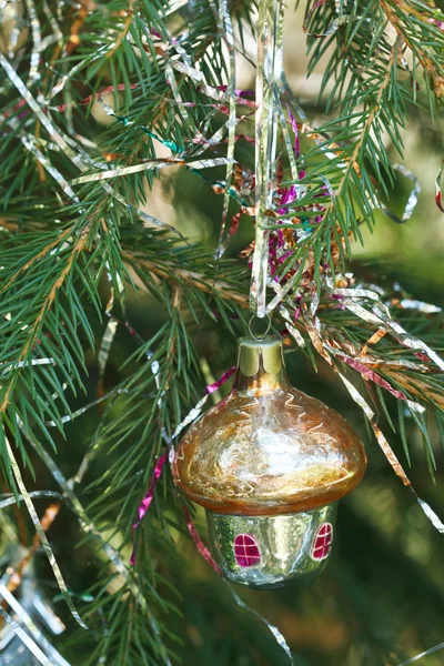 Домашнее рождественское украшение из желтого стекла — стоковое фото