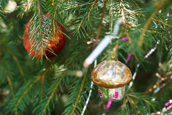 Стеклянная хижина и красный шар рождественские украшения — стоковое фото