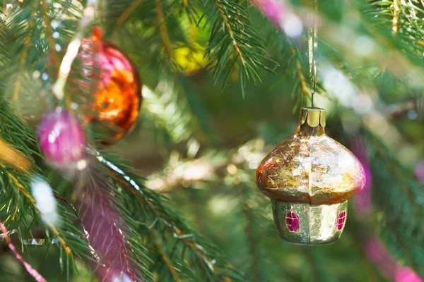 Vánoční dekorace - malý domek a červený míček — Stock fotografie
