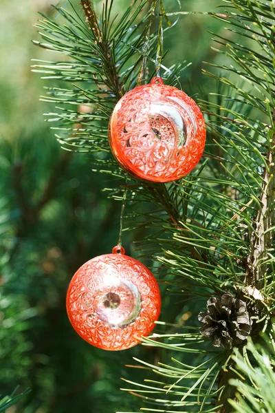 Два красных шара рождественские украшения — стоковое фото