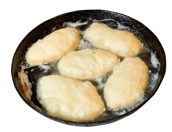 Pasteitjes frituren in pan geïsoleerd op wit — Stockfoto