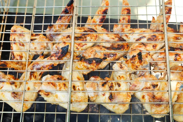 Ali di pollo alla griglia sul barbecue — Foto Stock