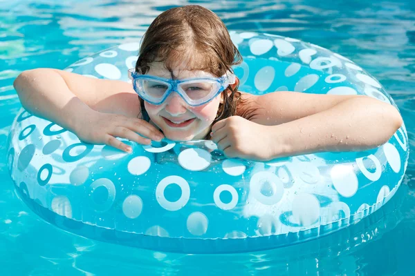 Fille en maillot de bain sur le cercle de natation — Photo