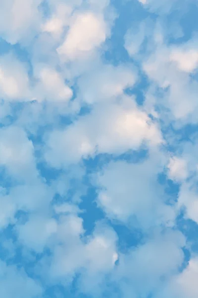 Muitas nuvens inchadas brancas pequenas no céu azul do por do sol — Fotografia de Stock