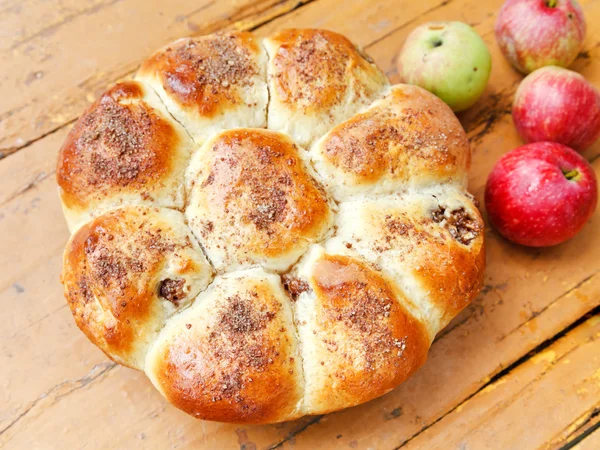 Oben Blick auf gebackenen geschlossenen Apfelkuchen und Obst — Stockfoto