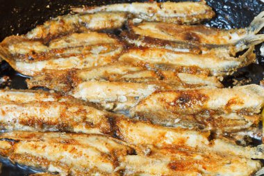 Kızarmış Balık capelin tava üzerinde