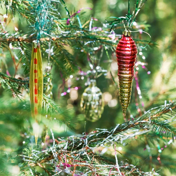 Twee glas ijspegels en kegel Kerstdecoratie — Stockfoto