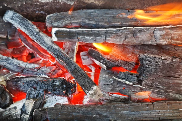 Fiamma su carboni ardenti a legna — Foto Stock