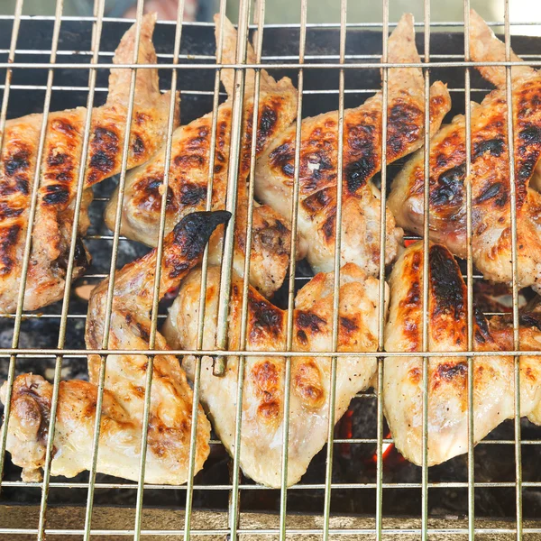 Asas de frango grelhadas no braseiro — Fotografia de Stock