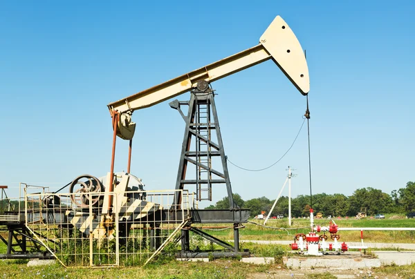 Oil extraction by pumpjack in Caucasus region — Stock Photo, Image