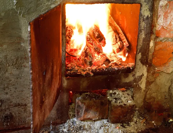 Горячий огонь в печи с открытой дверью — стоковое фото