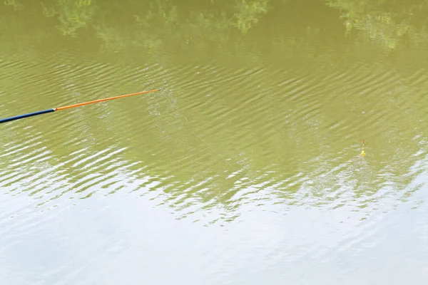 Pesca de cebo en un río tranquilo — Foto de Stock