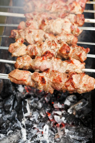 Spiedini con spiedini di carne shish su carbone in fiamme — Foto Stock