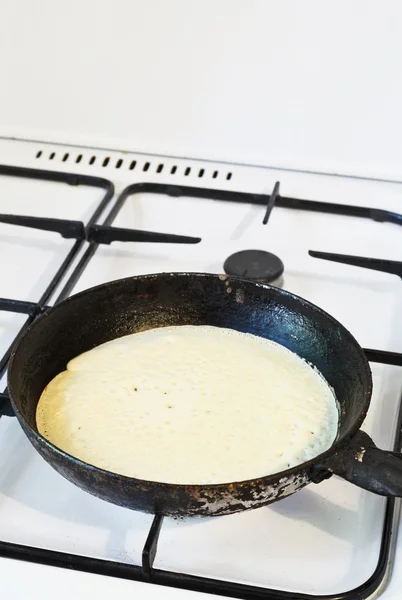 Випічка млинець на сковороді — стокове фото