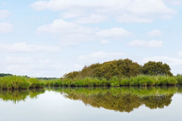 Krajina Briere Marsh v letním dni, Francie — Stock fotografie