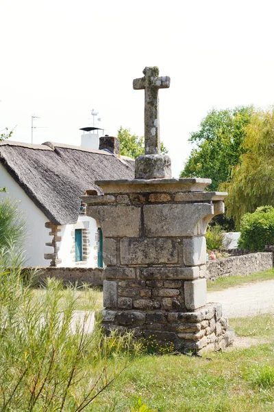 Antigua cruz de piedra en el pueblo de Breca, Francia —  Fotos de Stock