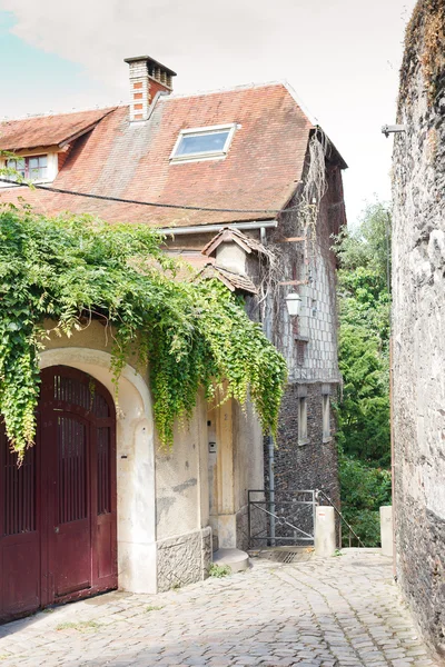 Calle medieval con casas de entramado de madera en Angers —  Fotos de Stock