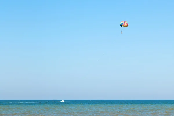 Parasailing sul mare di Azov, località Golubitskaya — Foto Stock