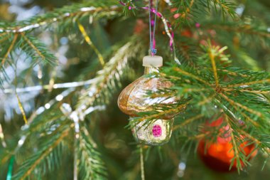 kırmızı top ve ev Noel dekorasyon