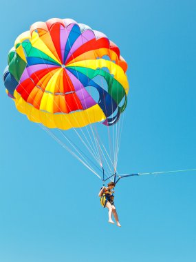 Kız parascending paraşüt mavi gökyüzünde üzerinde