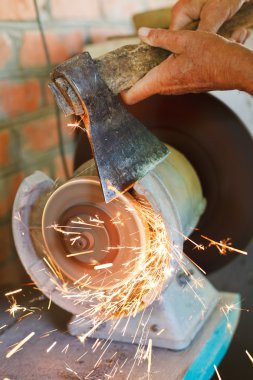 tezgah balta bir taşlama makinesi kullanarak keskinleştirme