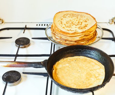 pişmiş gözleme ve hazırlanan krep yığını