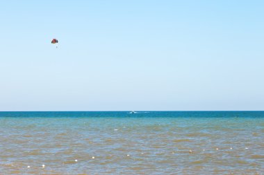 Parasailing su Azak Denizi üzerinde