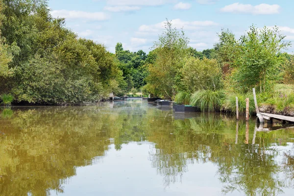 Quais en bois dans le village de Breca, France — Photo