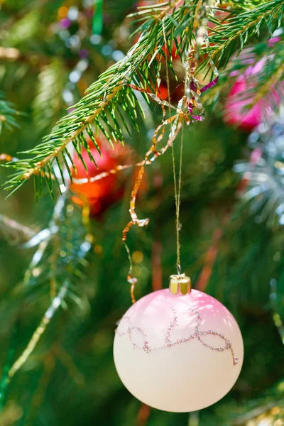 Bola rosa y bola roja decoración de Navidad — Foto de Stock