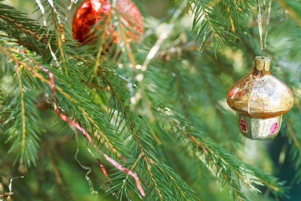 Kleine hut en rode bal Kerstdecoratie — Stockfoto