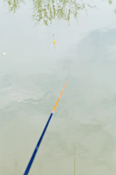 Рыбалка в спокойной реке — стоковое фото