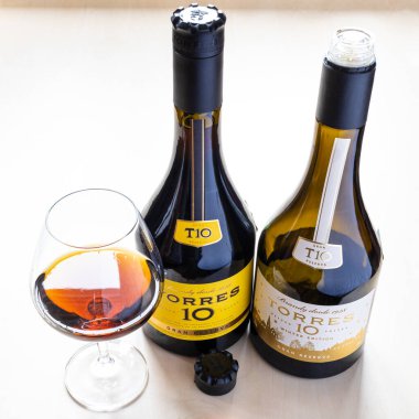 Moskova, Rusya - 16 Ekim 2021: TORRES Gran Reserva 10 brendi ve şarap kadehiyle iki şişe. Torres 10 Gran Reserva, 1946 'dan beri üretilen en popüler İspanyol brendisidir.