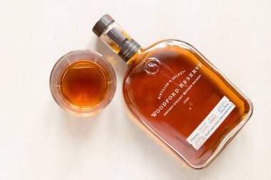 Moskova, Rusya - 22 Eylül 2021: Woodford Reserve viski dolu cam ve yalan şişesi. Kaliteli burbon yapımı 1812 'de Woodford Reserve Damıtımevinde başladı.