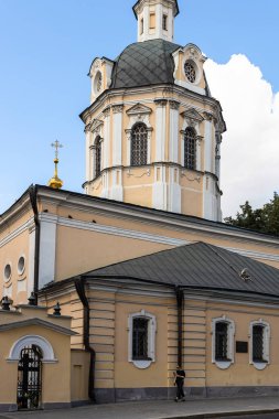Moskova, Rusya - 23 Ağustos 2021: Nikolaaya Chudotvortsa Kilisesi (Nikolaaya Chudotvortsa) Moskova Rozhdestvenka Caddesi 'ndeki Zvonaryakh Kilisesi (Nicholas Bozhedomsky Kilisesi).