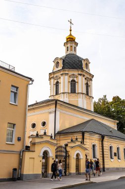 Moskova, Rusya - 29 Ağustos 2021: Nikolaaya Chudotvortsa Kilisesi (Nikolaaya Chudotvortsa), Moskova Rozhdestvenka Caddesi, Zvonaryakh (Nicholas Bozhedomsky Kilisesi)