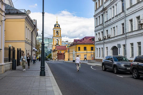 2021年8月23日 俄罗斯莫斯科 莫斯科市罗日德斯特文卡街和罗日德斯特文斯基修道院 Rozhdestvensky Monastery 的街道名称是由最纯粹的Theotokos修道院命名的 — 图库照片