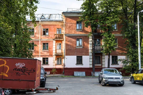 モスクワ ロシア 2021年8月25日 晴れた日にモスクワ市のButyrsky地区のRustaveli通りに近代的な車と古い住宅の中庭 — ストック写真