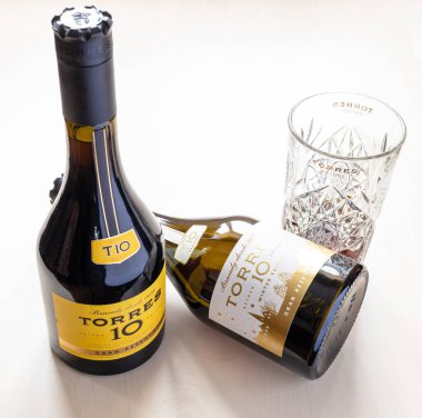 Moskova, Rusya - 16 Ekim 2021: TORRES Gran Reserva 10 konyak ve kristal bardak şişeleri. Torres 10 Gran Reserva, 1946 'dan beri üretilen en popüler İspanyol brendisidir.